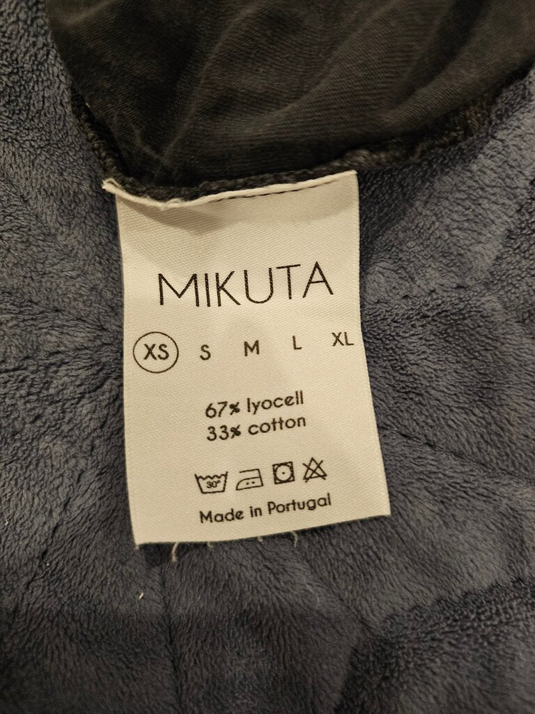 Mikuta Black Top