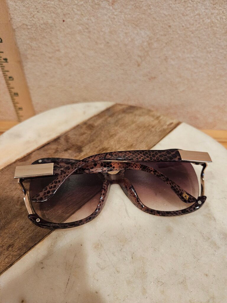 Stylish Oversized Sunglasses with Leopard Print