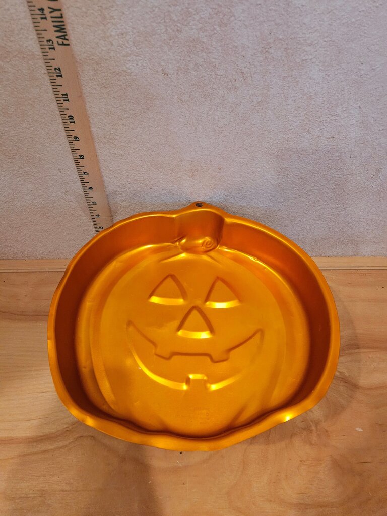 2002 Wilton Cake Pan Halloween Jack-O-Lantern Pumpkin Mold