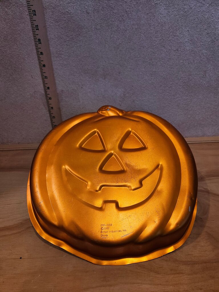 2002 Wilton Cake Pan Halloween Jack-O-Lantern Pumpkin Mold