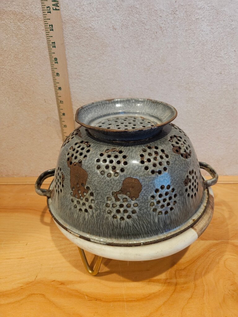 Vintage Rustic Enamelware Metal Pedestal Colander Vintage Style Blue Footed Strainer Country Farmhouse Home Kitchen