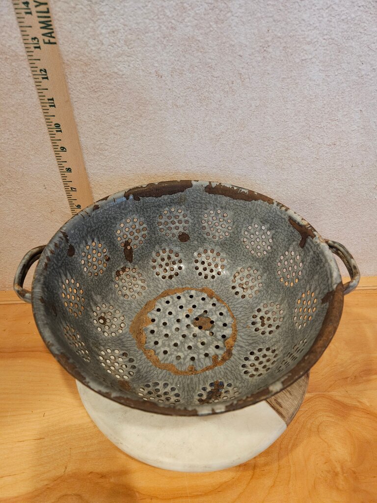 Vintage Rustic Enamelware Metal Pedestal Colander Vintage Style Blue Footed Strainer Country Farmhouse Home Kitchen