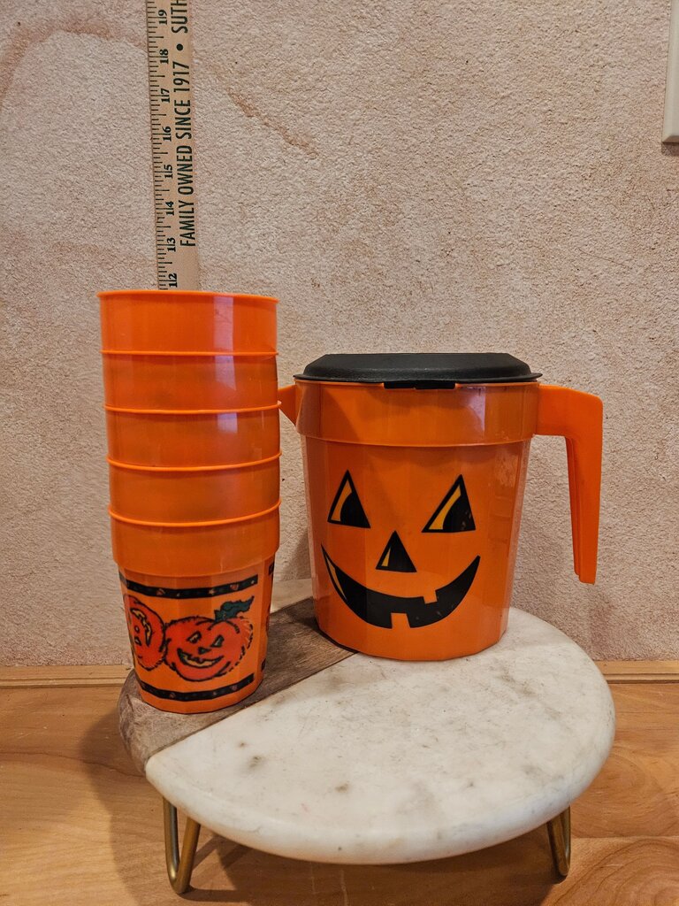 Vintage 1997 PackerWare Halloween Pumpkin Plastic Drink cups & RARE Halloween Pumpkin Pitcher Set