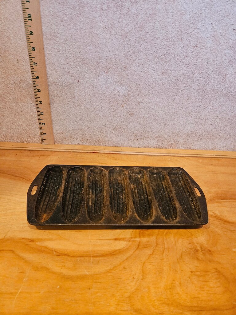Authentic Rustic Vintage MCM 1950's-1960's Cast Iron Cooking Corn Bread Pan in the Shape of Corn Cobs w No cracks or breaks farmhouse decor
