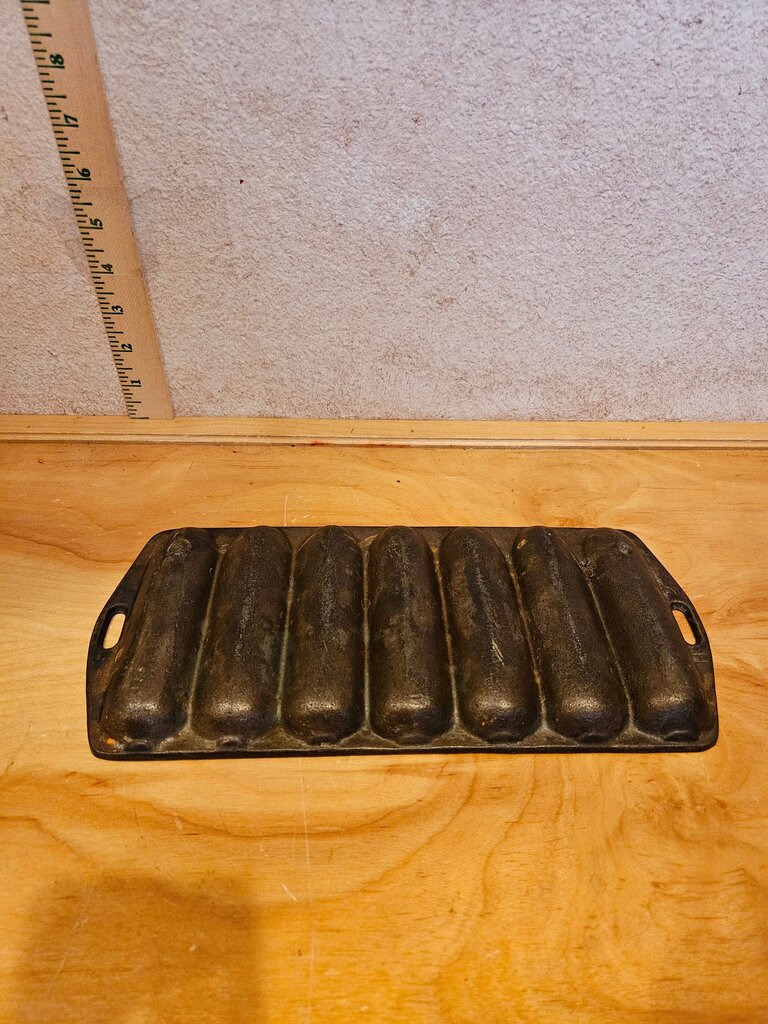 Authentic Rustic Vintage MCM 1950's-1960's Cast Iron Cooking Corn Bread Pan in the Shape of Corn Cobs w No cracks or breaks farmhouse decor