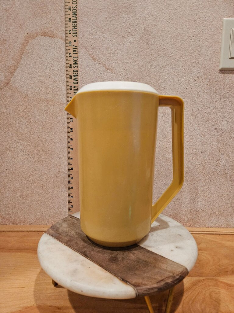 Vintage Rubbermaid 2445 Classic 2 1/4 Quart Harvest Gold Pitcher w/White Lid