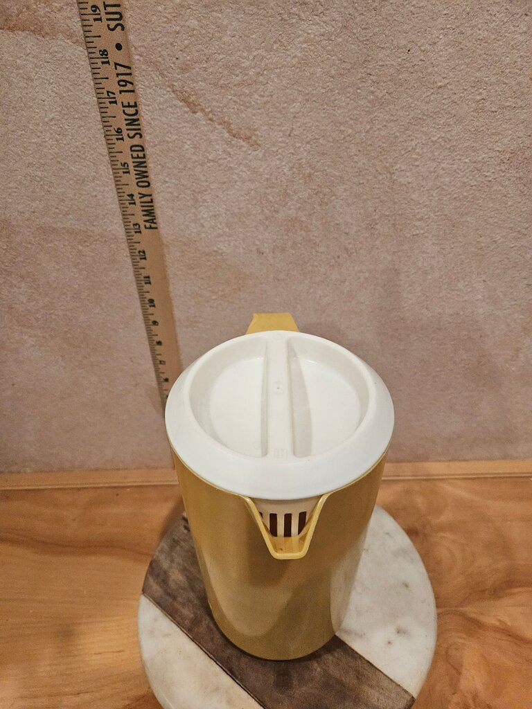 Vintage Rubbermaid 2445 Classic 2 1/4 Quart Harvest Gold Pitcher w/White Lid