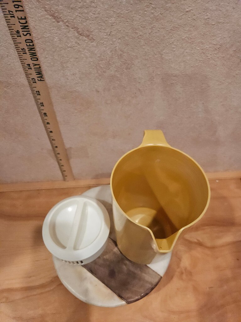 Vintage Rubbermaid 2445 Classic 2 1/4 Quart Harvest Gold Pitcher w/White Lid