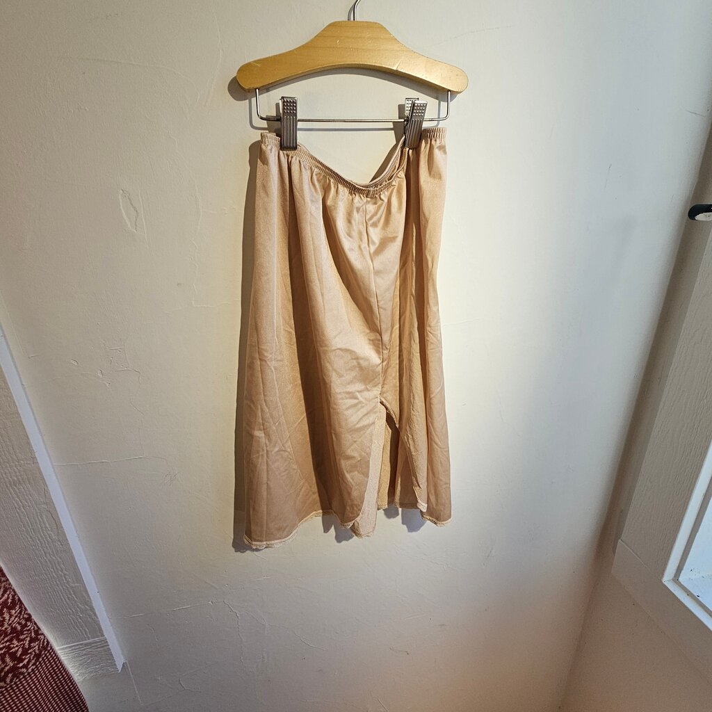 Vintage Vanity Fair Nylon Slip Vtg Silky Soft Nude scalloped Lace trimmed Sexy back slit Shiny Petti Slip Skirt Slip Chantilly
