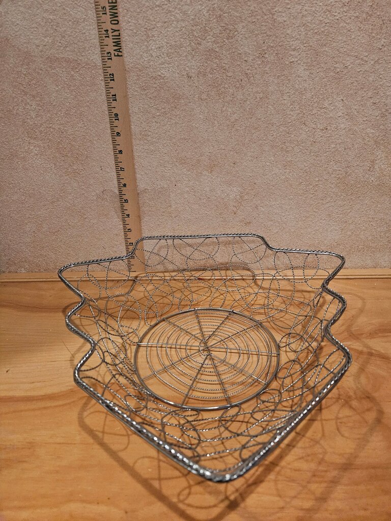 Gold Metal Wire Tree-Shaped Scroll Wire Christmas Tree Basket Holiday Decor Catchall trinket vignette table display