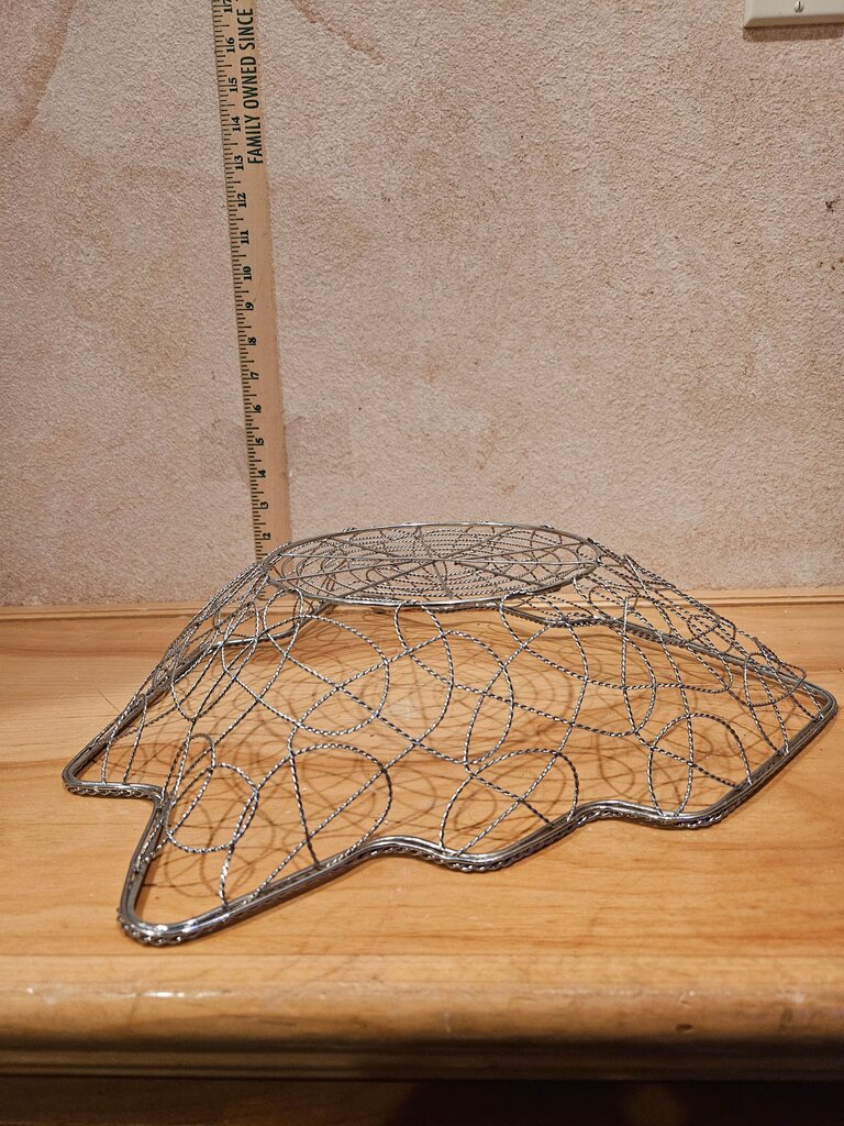 Gold Metal Wire Tree-Shaped Scroll Wire Christmas Tree Basket Holiday Decor Catchall trinket vignette table display
