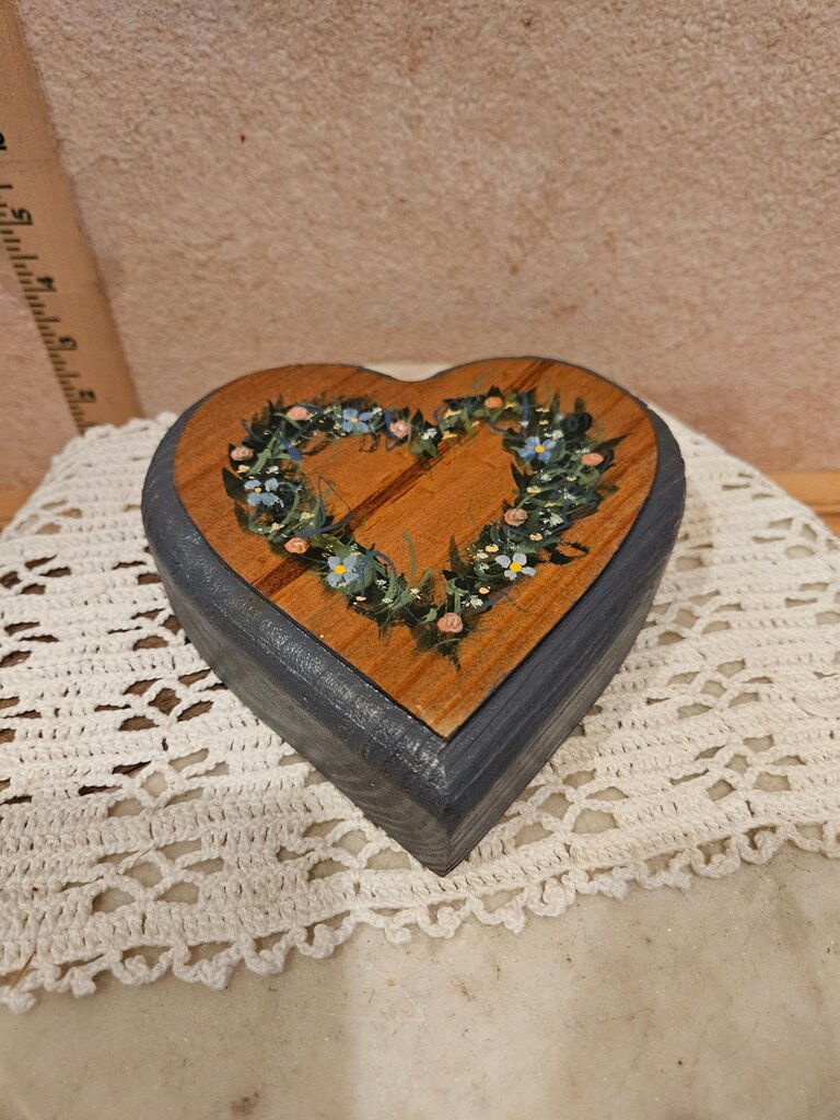 Decorative hand painted wood wooden heart Floral Design Farmhouse Country Chic Grannycore Cottage Granny Core