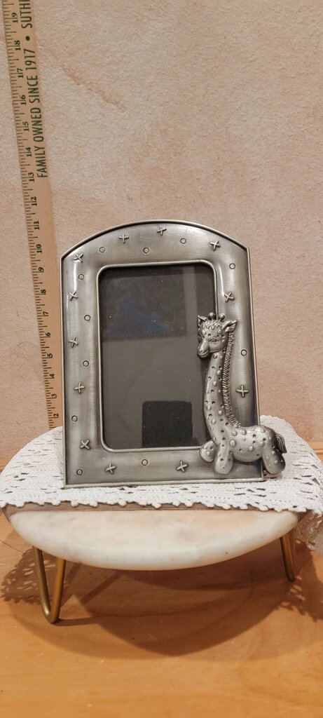 Silvertone Metal 6X8" Figurine Giraffe Frame Holds 4X6" Photo