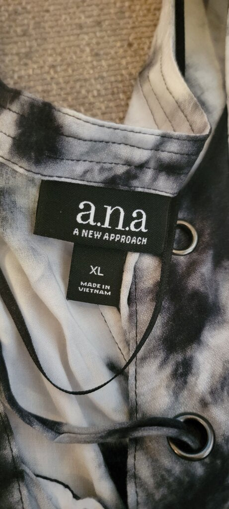 a.n.a Black and White Tie-Dye Top