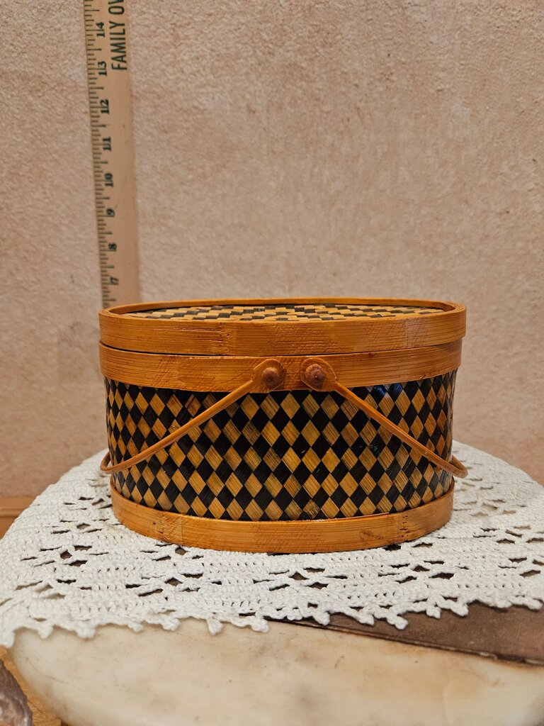 Handmade Woven Diamond Pattern Split Bamboo sewing, jewelry vanity display, nick knack basket W Lid Handle barware napkin holder