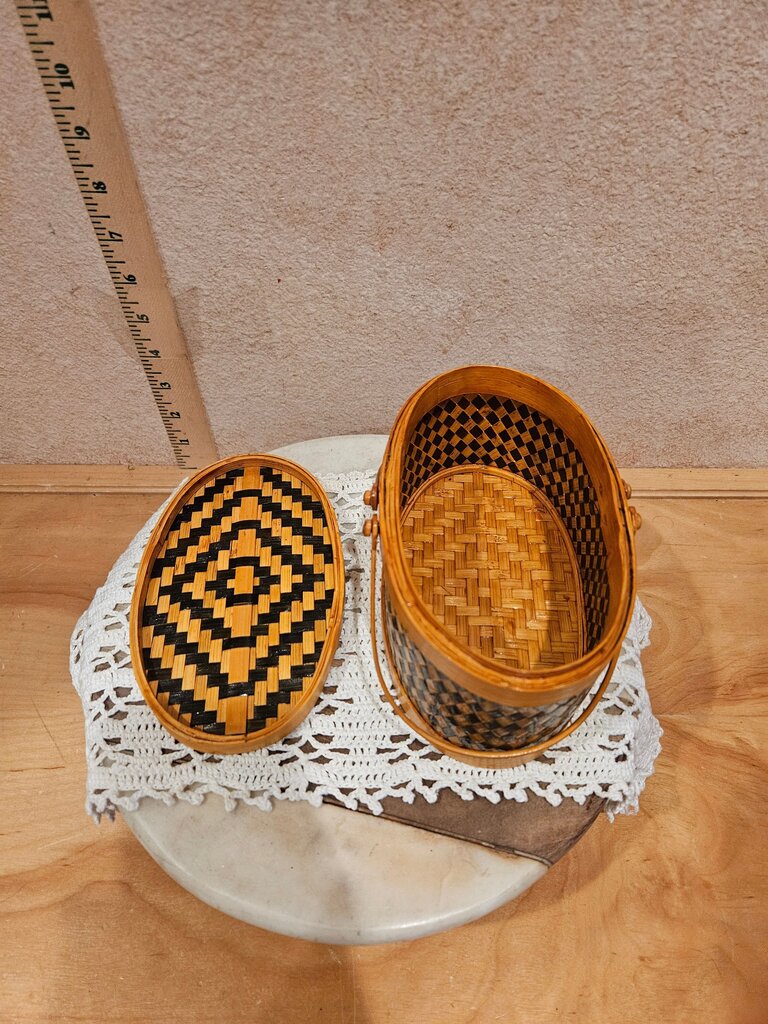 Handmade Woven Diamond Pattern Split Bamboo sewing, jewelry vanity display, nick knack basket W Lid Handle barware napkin holder
