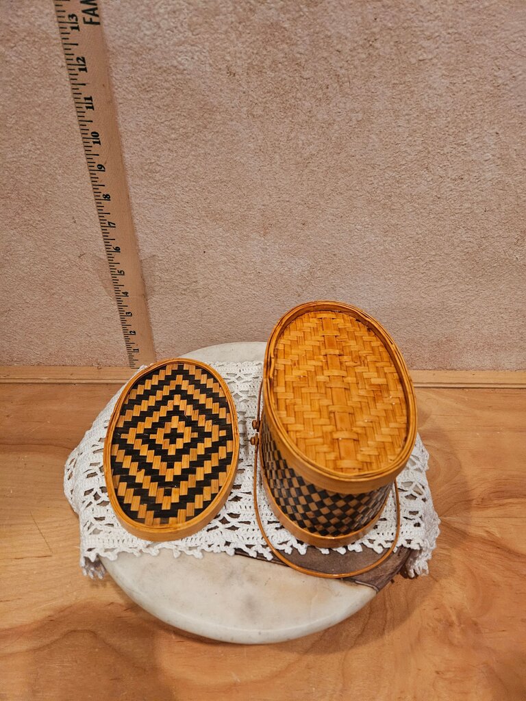 Handmade Woven Diamond Pattern Split Bamboo sewing, jewelry vanity display, nick knack basket W Lid Handle barware napkin holder